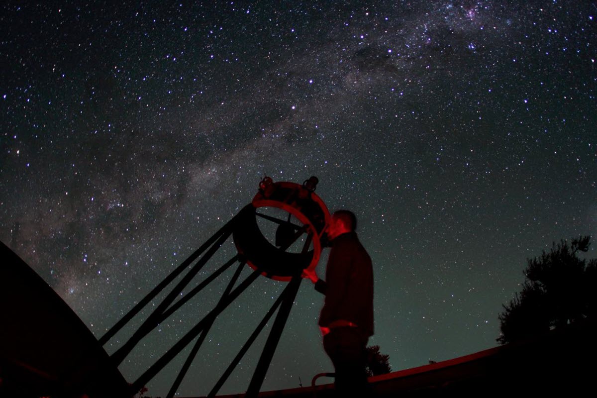 Exploring the night sky on a tour with The Gravity Discovery Centre.